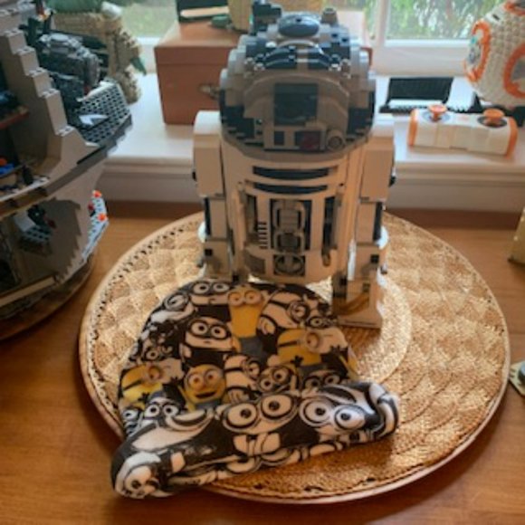 Reversible Minion Beanie - Picture 6 of 7